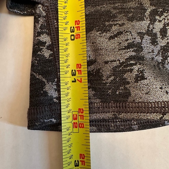 Lululemon Moment To Movement Tight 32” Size 8 Gray Foil Stirrup Legs Yoga - Picture 8 of 9